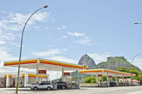 Gasolina parada no tanque por muito tempo pode oxidar, um processo de envelhecimento normal causado pelo contato com o ar. Gasolina parada no tanque por muito tempo pode oxidar, um processo de envelhecimento normal causado pelo contato com o ar.