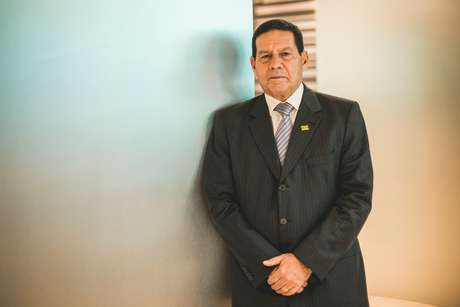 'Também estou angustiado. Quero ser vacinado, mas vamos aguardar', diz Mourão