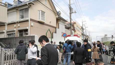 Repórteres se reuniram em frente à casa do suspeito na província de Kanagawa, nesta terça-feira