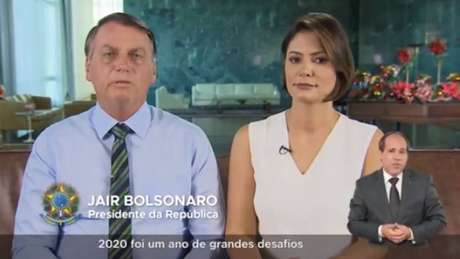 O presidente Jair Bolsonaro, ao lado da primeira-dama, Michelle, durante pronunciamento de Natal