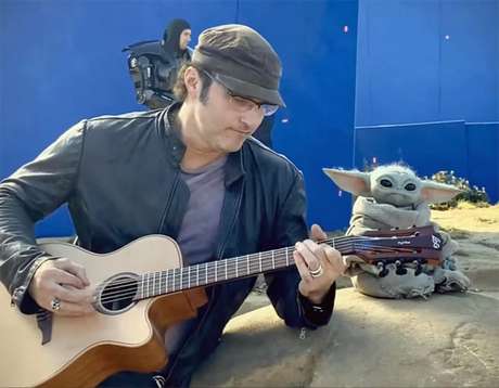 Robert Rodriguez mostra Baby Yoda dançando nos bastidores Robert Rodriguez mostra Baby Yoda dançando nos bastidores