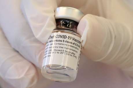 Profissional de saúde segura frasco de vacina contra Covid-19 em hospital de Los Angeles
17/12/2020 REUTERS/Lucy Nicholson