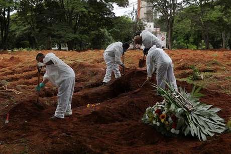 Sepultamento de vítima de covid-19 no cemitério da Vila Formosa, em São Paulo (SP) 
25/12/2020
REUTERS/Amanda Perobelli