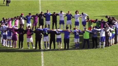 Jogadores se reúnem para orar por Alex Apolinário após jogador brasileiro sofrer parada cardiorrespiratória