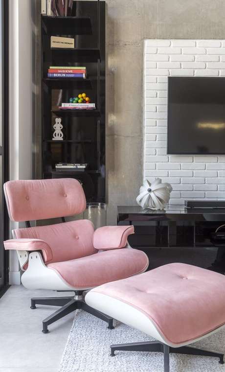 24. Poltrona com puff cor de rosa – Via: Conexão Decor 24. Poltrona com puff cor de rosa – Via: Conexão Decor