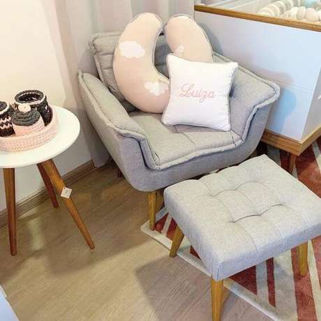 4. Quarto de bebê com poltrona opala com puff – Via: Dicas de Mulher 4. Quarto de bebê com poltrona opala com puff – Via: Dicas de Mulher