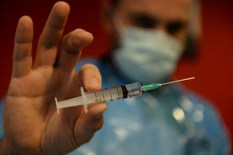 Profissional da área da saúde segura uma seringa com a vacina Pfizer/BioNtech contra Covid-19, em Bruxelas, Bélgica 28/12/2020. REUTERS/Johanna Geron