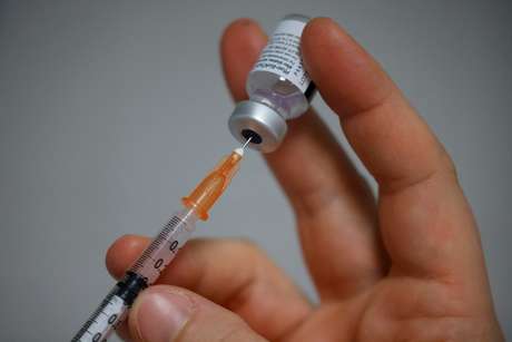 Funcionário médico prepara uma seringa contendo uma dose de uma vacina contra a Covid-19 na França. 06/01/2021. REUTERS/Pascal Rossignol. 