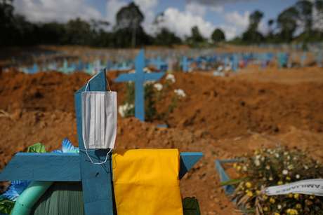 Cemitério em Manaus (AM) durante a pandemia de coronavírus 31/12/2020
REUTERS/Bruno Kelly