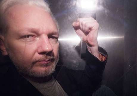 Assange permanecerá na prisão até fim de julgamento das apelações judiciais Assange permanecerá na prisão até fim de julgamento das apelações judiciais