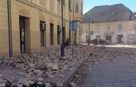 Novo terremoto ocorre poucos dias depois de forte abalo Novo terremoto ocorre poucos dias depois de forte abalo