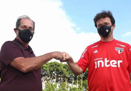Muricy Ramalho (esquerda) cumprimenta Fernando Diniz (direita) em sua chegada ao São Paulo (Foto: Divulgação/São Paulo) Muricy Ramalho (esquerda) cumprimenta Fernando Diniz (direita) em sua chegada ao São Paulo (Foto: Divulgação/São Paulo)