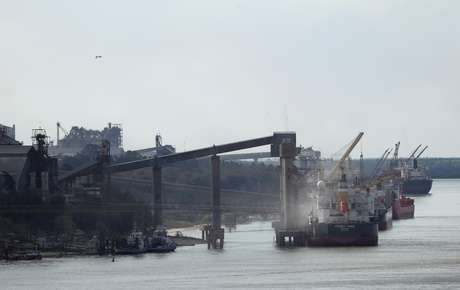 Navios carregados com grãos em porto na região de Rosario, Argentina 
28/08/2020
REUTERS/Agustin Marcarian