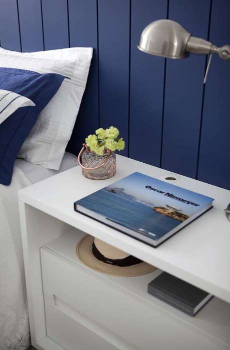 33. Revestimento azul de madeira para quarto – Via: Juliana Pippi 33. Revestimento azul de madeira para quarto – Via: Juliana Pippi