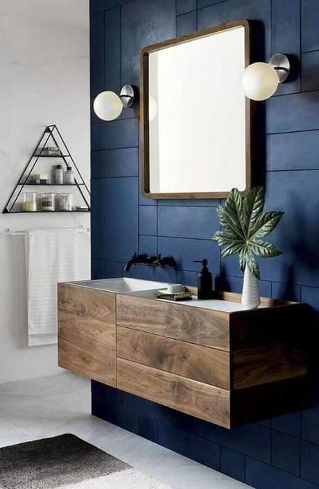 3. Aposte no revestimento azul para seu banheiro moderno – Via: Revista VD 3. Aposte no revestimento azul para seu banheiro moderno – Via: Revista VD