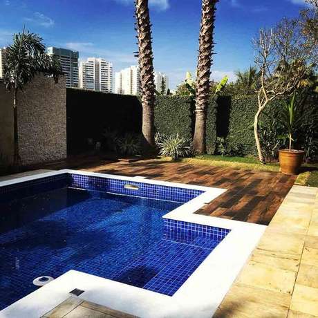 6. Capriche no revestimento azul para piscina – Via: Pinterest 6. Capriche no revestimento azul para piscina – Via: Pinterest