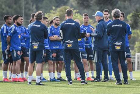 Felipão está ciente do fato e não se opôs ao protesto dos atletas-(Gustavo Aleixo/Cruzeiro) Felipão está ciente do fato e não se opôs ao protesto dos atletas-(Gustavo Aleixo/Cruzeiro)