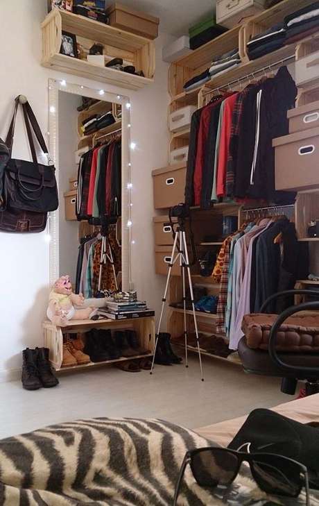 29. Aprenda como fazer um closet de caixote – Via: Pinterest 29. Aprenda como fazer um closet de caixote – Via: Pinterest