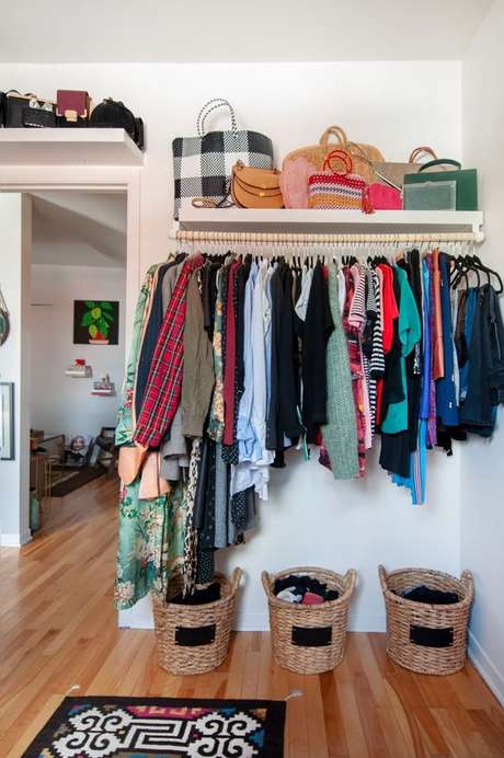 34. As prateleiras são lindas para usar no seu closet – Via: Apartmet Therapy 34. As prateleiras são lindas para usar no seu closet – Via: Apartmet Therapy