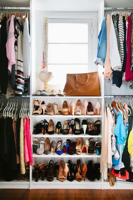 38. Aproveite para fazer uma sapateira no seu closet – Via: Glamour 38. Aproveite para fazer uma sapateira no seu closet – Via: Glamour