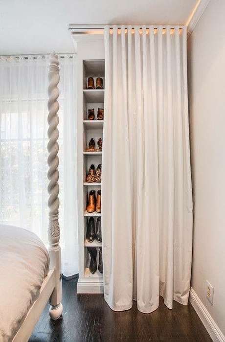 43. Você pode cobrir o closet com uma cortina – Via: Reciclar e Decorar 43. Você pode cobrir o closet com uma cortina – Via: Reciclar e Decorar