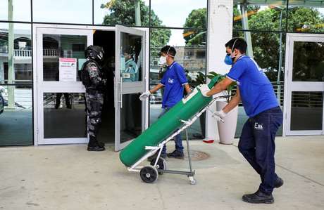 Trabalhadores chegam a hospital em Manaus (AM) com cilindro de oxigênio 
14/01/2021
REUTERS/Bruno Kelly