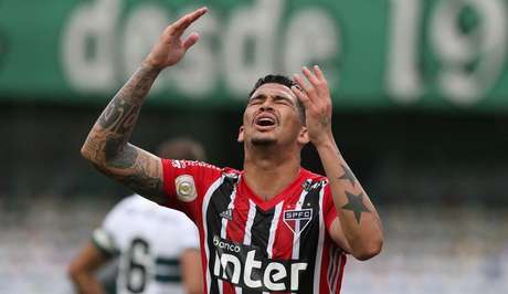 Luciano ficou novamente no Reffis e não treinou com os companheiros (Foto:Rubens Chiri) Luciano ficou novamente no Reffis e não treinou com os companheiros (Foto:Rubens Chiri)