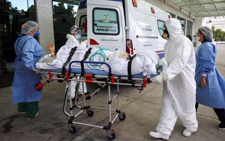 Membros de equipe de saúde transportam paciente de Covid-19 em Manaus. 14/1/2021. REUTERS/Bruno Kelly