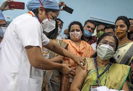 Vacinação contra Covid em hospital de Mumbai, na Índia