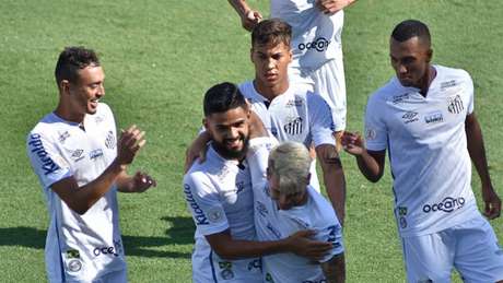 Soteldo é abraçado pelos companheiros: santistas em festa (Jota Erre/Photo Premium/LANCEPRESS!) Soteldo é abraçado pelos companheiros: santistas em festa (Jota Erre/Photo Premium/LANCEPRESS!)