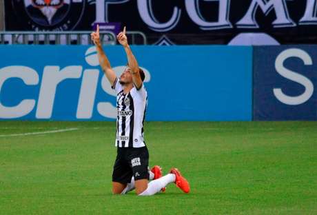 Hyoran marcou o gol mais bonito no triunfo sobre o Dragão, no Mineirão-(Foto: Paulo Ti/Photo Premium) Hyoran marcou o gol mais bonito no triunfo sobre o Dragão, no Mineirão-(Foto: Paulo Ti/Photo Premium)