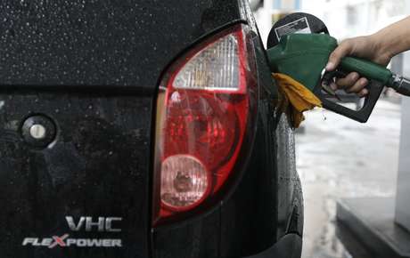 Carro abastecido a etanol em posto de combustível no Rio de Janeiro (RJ) 
30/04/2008
REUTERS/Sergio Moraes