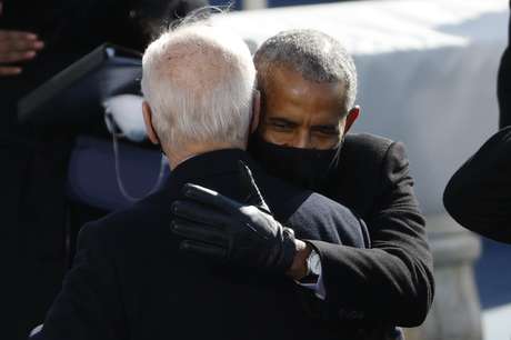 Ex-presidente Barack Obama abraça o novo presidente, Joe Biden