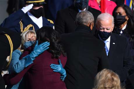 Abraço entre ex e nova primeira dama, Michelle Obama e Jill Biden, e ex e novo presidente, Barack Obama e Joe Biden