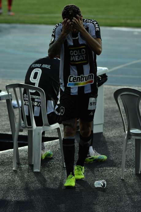 Botafogo toma virada e precisa de 100% para evitar queda