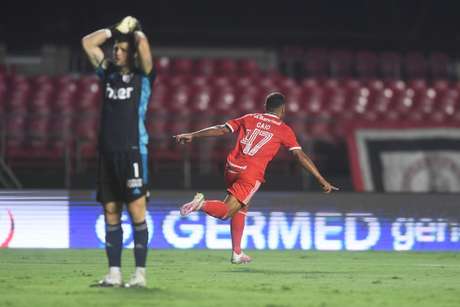 Internacional goleou o São Paulo no Morumbi e virou líder do Brasileirão (Foto: Ricardo Duarte) Internacional goleou o São Paulo no Morumbi e virou líder do Brasileirão (Foto: Ricardo Duarte)