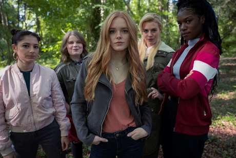 Bloom (Abigail Cowen), Stella ( Hannah van der Westhuysen), Aisha (Precious Mustapha), Terra (Eliot Salt) e Musa (Elisha Applebaum) s&atilde;o as fadas de Fate: A Saga Winx