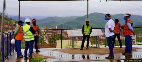 Comissão de atingidos do vilarejo de Bento Rodrigues visita obras de reassentamento, em outubro de 2020