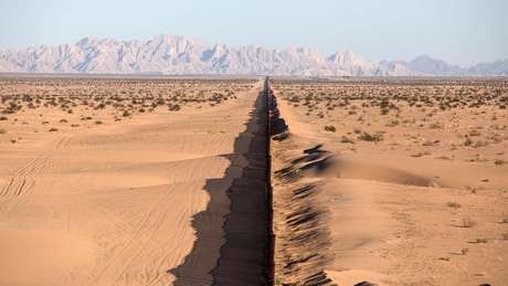 Partes do muro cortam o deserto, como esta que separa San Luis de Sonora
