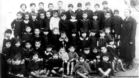 Alunos da escola primária da Alliance School onde estudou Isaac Jacob Menache, pai de Leon. Salônica,1928-29. Alunos da escola primária da Alliance School onde estudou Isaac Jacob Menache, pai de Leon. Salônica,1928-29.