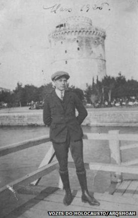 Isaac Menache, aos 18 anos, em frente à Tour Blanche, fortaleza no porto de Tessalônica, março de 1925 Isaac Menache, aos 18 anos, em frente à Tour Blanche, fortaleza no porto de Tessalônica, março de 1925