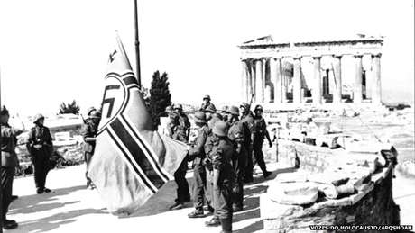 Nazistas na Acrópole durante a ocupação da Grécia pela Alemanha Nazistas na Acrópole durante a ocupação da Grécia pela Alemanha