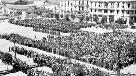 Cerca de 9 mil judeus reunidos na Praça Eleftherias para serem registrados e, posteriormente, enviados para trabalhos forçados Cerca de 9 mil judeus reunidos na Praça Eleftherias para serem registrados e, posteriormente, enviados para trabalhos forçados