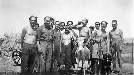 Isaac Jacob Menache (o primeiro à esquerda) no campo de trabalho forçado. Tatoi, 1944 Isaac Jacob Menache (o primeiro à esquerda) no campo de trabalho forçado. Tatoi, 1944