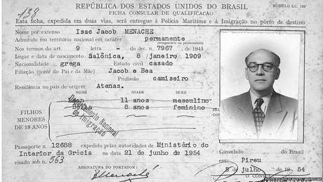 Ficha consular de imigração de Isaac Jacob Menache, emitida pelo cônsul-geral do Brasil em Pireu, 5 jul. 1954. Anotados como filhos menores: Leon, com 11 anos, e Bela, com 8 anos Ficha consular de imigração de Isaac Jacob Menache, emitida pelo cônsul-geral do Brasil em Pireu, 5 jul. 1954. Anotados como filhos menores: Leon, com 11 anos, e Bela, com 8 anos