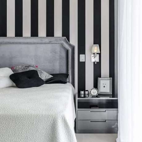 31. Decoração moderna com papel de parede listrado – Via: Apartment Therapy 31. Decoração moderna com papel de parede listrado – Via: Apartment Therapy