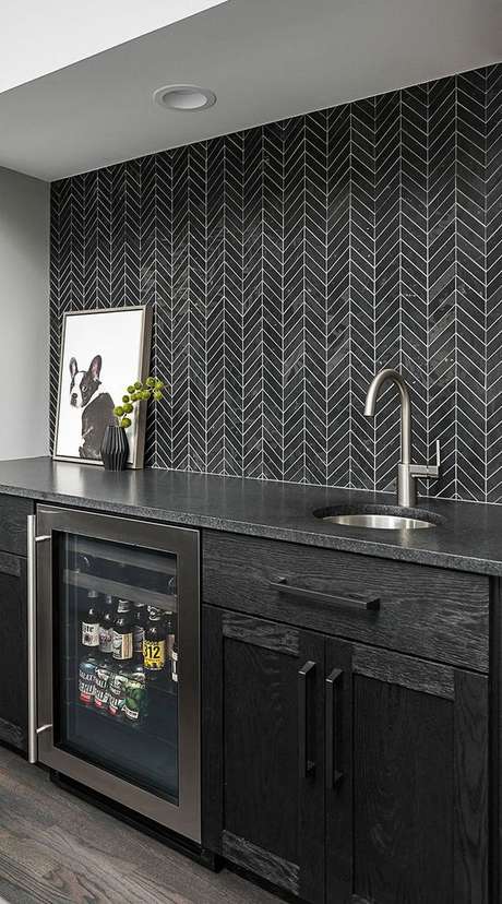 16. Papel de parede cinza e preto para cozinha – Via: Backplash 16. Papel de parede cinza e preto para cozinha – Via: Backplash