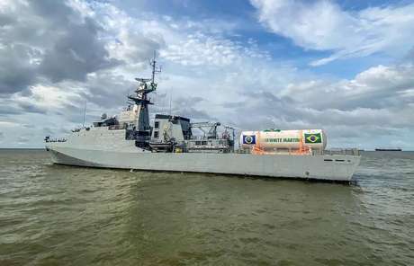 Navio-patrulha da Marinha Apa foi ao Pará com um tanque de 54 toneladas, que será abastecido com oxigênio líquido e seguirá rumo ao Amazonas