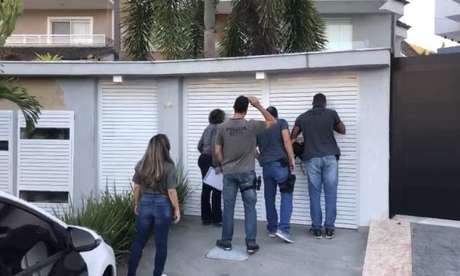 Policias vão até a casa de Nego do Borel no Recreio dos Bandeirantes