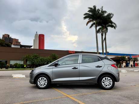 Nova geração do HB20 não aderiu ao modismo de elevar a suspensão do carro, o que foi ótimo.